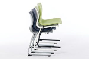 Das Stapeln des Freischwinger Stuhls ermöglicht eine kompakte Lagerung